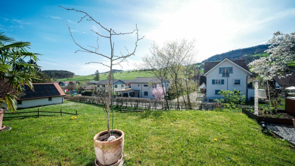 grosse idyllische Baulandparzelle 3 Minuten zur Autobahn - Bild 1