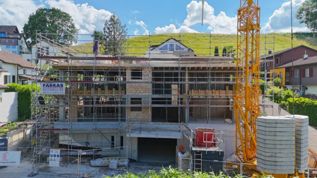 DIE KRÖNUNG DES HAUSES NIMMT FORM AN - DACHWOHNUNG IM BAU - Bild 1